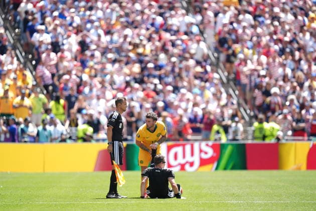 USA v Australia - FIFA World Cup, WM, Weltmeisterschaft, Fussball 2026 - Group D SEATTLE, USA - JUNE 19: Aiden O’Neill of Australia helps out the referee Felix Zwayer after his injury during the 2026 FIFA World Cup First Stage Group D match between USA and Australia at Lumen Field (Seattle Stadium) in Seattle, Washington, United States on June 19, 2026. Ercin Erturk Anadolu Washington United States. Editorial use only. Please get in touch for any other usage.  Copyright: x2026xAnadoluxErcinxErturkx