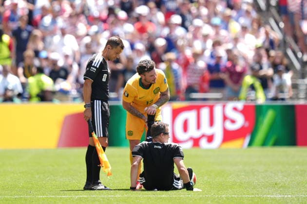 USA v Australia - FIFA World Cup, WM, Weltmeisterschaft, Fussball 2026 - Group D SEATTLE, USA - JUNE 19: Aiden O’Neill of Australia helps out the referee Felix Zwayer after his injury during the 2026 FIFA World Cup First Stage Group D match between USA and Australia at Lumen Field (Seattle Stadium) in Seattle, Washington, United States on June 19, 2026. Ercin Erturk Anadolu Washington United States. Editorial use only. Please get in touch for any other usage.  Copyright: x2026xAnadoluxErcinxErturkx