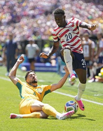FIFA World Cup, WM, Weltmeisterschaft, Fussball 2026 - Group D - USA vs Australia Jacob Italiano of Australia (L) and Folarin Balogun of USA in action during the FIFA World Cup 2026 group stage match USA against Australia, in Seattle, USA, 19 June 2026. SEATTLE United States  Copyright: xSTEPHANxBRASHEARx