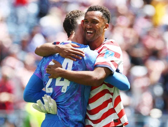 Goalkeeper Matt Freese of the United States celebrates with teammate Auston Trusty after the US defeated Australia 2-0 in their FIFA World Cup, WM, Weltmeisterschaft, Fussball match at Lumen Field in Seattle, Washington, on Friday, June 19, 2026.  SEA20260619932 CHRISTIANxBRUNSKILL