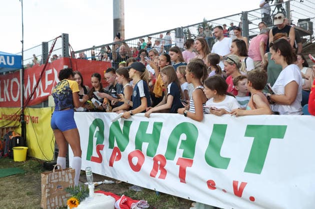 Leichtathletik: ANHALT-Meeting in Dessau-Roßlau, 19.06.2026 Malaika Mihambo (258, LG Kurpfalz), Weitsprung, gibt Autogramme. Banner von ANHALT e.V. Symbolbild. 28. Internationales Leichtathletik-Meeting ANHALT 2026 im Paul-Greifzu-Stadion Dessau-Roßlau, 19.06.2026