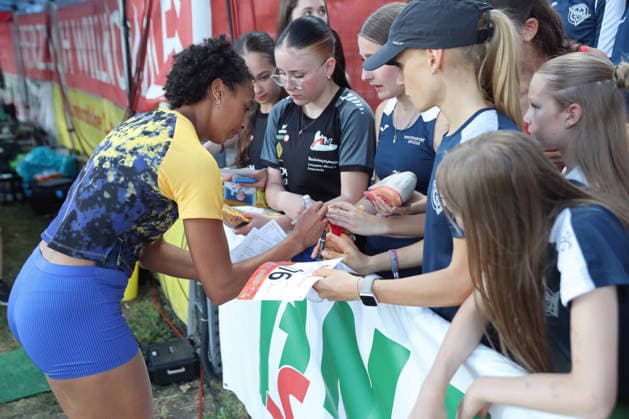 Leichtathletik: ANHALT-Meeting in Dessau-Roßlau, 19.06.2026 Malaika Mihambo (258, LG Kurpfalz), Weitsprung, gibt Autogramme. 28. Internationales Leichtathletik-Meeting ANHALT 2026 im Paul-Greifzu-Stadion Dessau-Roßlau, 19.06.2026