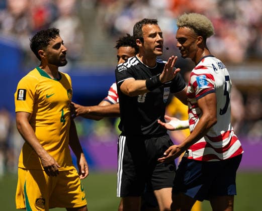 SEATTLE, WASHINGTON - JUNE 19: Referee Felix Zwayer talks to Antonee Robinson of United States and y of Australia during the FIFA World Cup, WM, Weltmeisterschaft, Fussball 2026 Group D match between USA and Australia at Seattle Stadium on June 19, 2026 in Seattle, Washington.  Copyright: xMBxMediax
