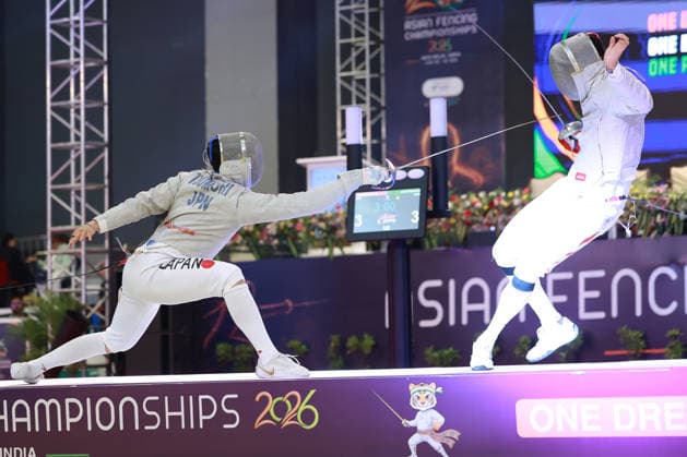 June 19, 2026, New Delhi, Delhi, India: Tsumori Shido (Japan) vs. Luo Shaotong (China) during Semi-Finals of Asian Senior Fencing Championships 2026 (Men s Sabre) at Bharat Mandapam Convention Centre, New Delhi, India on 19th June 2026. New Delhi India - ZUMAd207 20260619_zsp_d207_289 Copyright: xAvijitxDasx