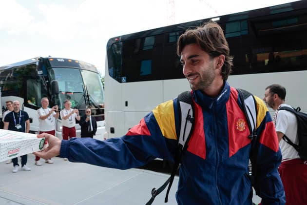 Spain s Fernando Torres reacts outside the team hotel ahead of the upcoming match against Saudi Arabia at the 2026 FIFA World Cup, WM, Weltmeisterschaft, Fussball in Chattanooga, United States, 19 June 2026. The Spanish national team, Nationalteam leaves its training hotel in Chattanooga !ACHTUNG: NUR REDAKTIONELLE NUTZUNG!  Copyright: xEmilioxLavandeirax GR6013 20260619-55020651812_1