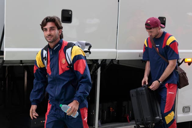 Fernan Torres (L) of Spain walks in front of the team hotel ahead of the upcoming match against Saudi Arabia at the 2026 FIFA World Cup, WM, Weltmeisterschaft, Fussball in Chattanooga, United States, 19 June 2026. The Spanish national team, Nationalteam leaves its training hotel in Chattanooga !ACHTUNG: NUR REDAKTIONELLE NUTZUNG!  Copyright: xEmilioxLavandeirax GR6016 20260619-55020651813_1