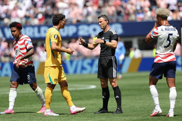 June 19, 2026, Seattle, Washington, USA: United States of America defender Antonee Robinson (5) and Australia defender Alessandro Circati (3) talk to the referee in the first half of the game US national team, Nationalteam vs Australia National Team for the FIFA World Cup, WM, Weltmeisterschaft, Fussball match, at Seattle Stadium. Seattle USA - ZUMAl181 20260619_zsp_l181_047 Copyright: xMelissaxLevinx