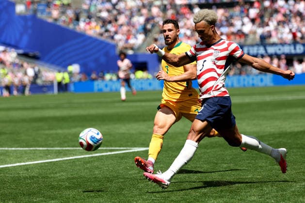 June 19, 2026, Seattle, Washington, USA: United States of America defender Antonee Robinson (5) kicks the ball down the field in the first half of the game US national team, Nationalteam vs Australia National Team for the FIFA World Cup, WM, Weltmeisterschaft, Fussball match, at Seattle Stadium; Australia midfielder Matthew Leckie US National Team Vs Australia National Team  - ZUMAl181 20260619_zsp_l181_036 Copyright: xMelissaxLevinx