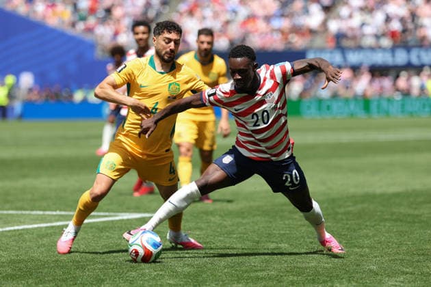 June 19, 2026, Seattle, Washington, USA: United States of America forward Folarin Balogun (20) fights Australia defender Jacob Italiano (4) for the ball in the first half of the game US national team, Nationalteam vs Australia National Team for the FIFA World Cup, WM, Weltmeisterschaft, Fussball match, at Seattle Stadium. US National Team Vs Australia National Team  - ZUMAl181 20260619_zsp_l181_043 Copyright: xMelissaxLevinx