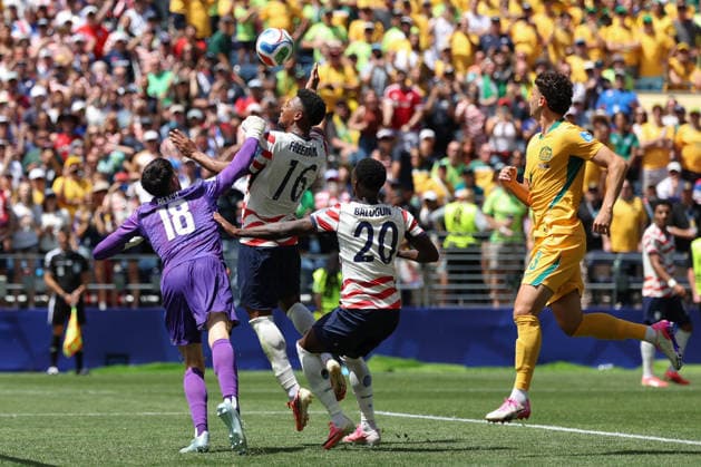 June 19, 2026, Seattle, Washington, USA: United States of America defender Alex Freeman (16) jumps for the ball in the first half of the game US national team, Nationalteam vs Australia National Team for the FIFA World Cup, WM, Weltmeisterschaft, Fussball match, at Seattle Stadium; Australia goalkeeper Patrick Beach (18), United States of America forward Folarin Balogun (20), Australia defender Alessandro Circati Seattle USA - ZUMAl181 20260619_zsp_l181_056 Copyright: xMelissaxLevinx