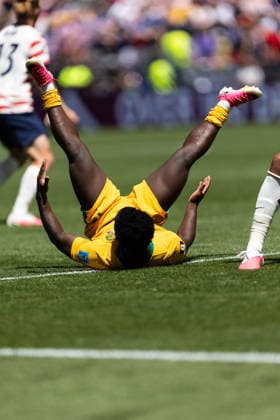 June 19, 2026, Seattle, Washington, USA: Nestory Irankunda of Australia is upended during the FIFA World Cup, WM, Weltmeisterschaft, Fussball 2026 Group D match between USA and Australia at Lumen Field. Seattle USA - ZUMAc318 20260619_znp_c318_040 Copyright: xJohnxCarusix