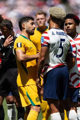 June 19, 2026, Seattle, Washington, USA: Antonee Robinson of the USA in the thick of the action as tensions rise during the FIFA World Cup, WM, Weltmeisterschaft, Fussball 2026 Group D match between USA and Australia at Lumen Field. Seattle USA - ZUMAc318 20260619_znp_c318_056 Copyright: xJohnxCarusix