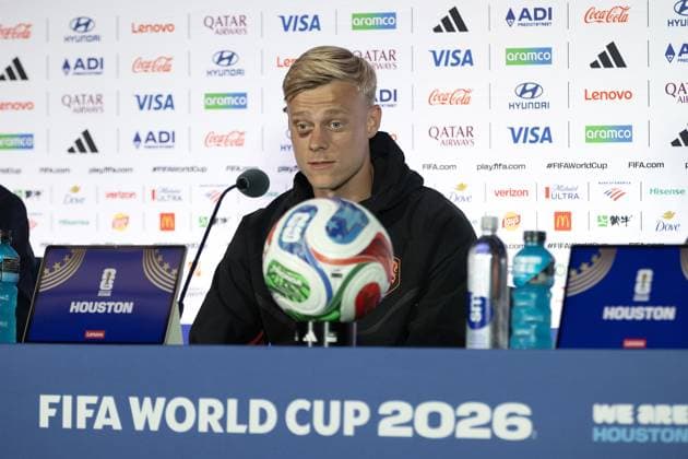 HOUSTON, 19-06-2026, Houston Stadium, press conference, PK, Pressekonferenz of the Netherlands on MD-1 before the match against Sweden World Cup 2026 . Picture shows Jean Paul van Hecke with black eye Netherlands in Houston (World Cup 2026)  x204481772x Copyright: