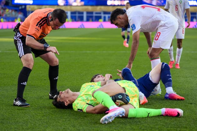 Fußball, WM 2026, 20260619, Schottland - Marokko. Im Bild v.l. Schiedsrichter Ilgiz TANTASHEV (Usbekistan), Torwart Yassine BOUNOU (Marokko, 1), Ben GANNON-DOAK (Schottland, 17), Chadi RIAD (Marokko, 18). Foxborough Boston-Stadion Massachusetts Vereinigte Staaten von Amerika