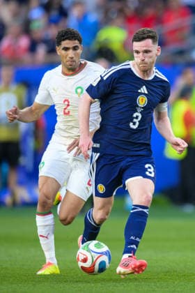Fußball, WM 2026, 20260619, Schottland - Marokko. Im Bild v.l. Achraf HAKIMI (Marokko, 2), Andrew ROBERTSON (Schottland, 3). Foxborough Boston-Stadion Massachusetts Vereinigte Staaten von Amerika