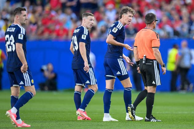 Fußball, WM 2026, 20260619, Schottland - Marokko. Im Bild v.l. Jack HENDRY (Schottland, 13), reklamiert Schiedsrichter Ilgiz TANTASHEV (Usbekistan). Foxborough Boston-Stadion Massachusetts Vereinigte Staaten von Amerika