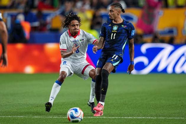 Raphinha of Brazil pressured by Martin ExpÃ rience of Haiti Brazil v Haiti, 2026 FIFA World Cup, WM, Weltmeisterschaft, Fussball Group C, Football, Philadelphia Stadium, Philadelphia, Pennsylvania, USA - 19 Jun 2026Philadelphia Philadelphia Stadium Pennsylvania (PA) United States of America  Copyright: xIsmaelxAdnan Shutterstockx 16936842bn