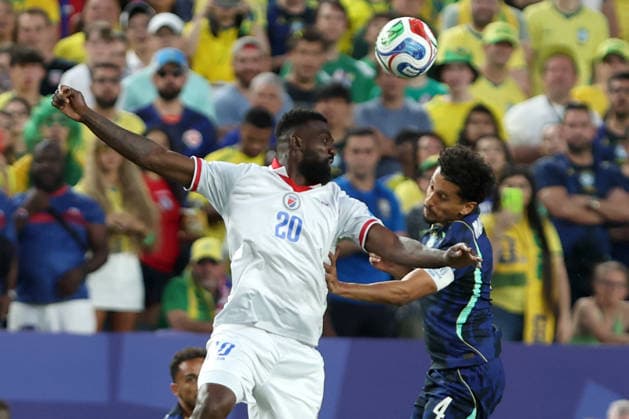 Marquinhos (R) of Brazil vies for the ball with Frantzdy Pierrot of Haiti during the FIFA World Cup, WM, Weltmeisterschaft, Fussball 2026 group stage match Brazil against Haiti at the Lincoln Financial Field stadium in Philadelphia, United States, 19 June 2026. FIFA World Cup 2026 - Group C - Brazil vs Haití !ACHTUNG: NUR REDAKTIONELLE NUTZUNG!  Copyright: xDavidxTorox GR6069 20260620-55020652158_1