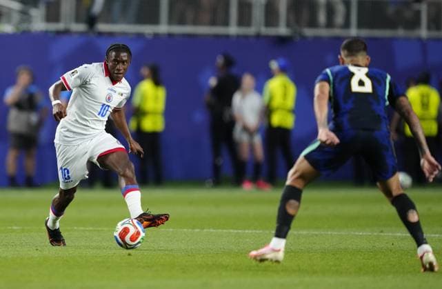 Brazil v Haiti - FIFA World Cup, WM, Weltmeisterschaft, Fussball 2026 - Group C PHILADELPHIA, UNITED STATES - JUNE 19: Jean-Ricner Bellegarde of Haiti plays the ball during the 2026 FIFA World Cup First Stage Group C match between Brazil and Haiti at Lincoln Financial Field (Philadelphia Stadium) in Philadelphia, Pennsylvania, United States on June 19, 2026. Jose Hernandez Anadolu Pennsylvania United States. Editorial use only. Please get in touch for any other usage.  Copyright: x2026xAnadoluxJosexHernandezx