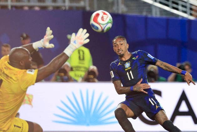 FIFA World Cup, WM, Weltmeisterschaft, Fussball 2026 - Group C - Brazil vs Haiti Brazil forward Raphinha (R) scores against Haiti goalkeeper Johnny Placide (L) during the FIFA World Cup 2026 group stage match between Haiti and Brazil at Lincoln Financial Field in Philadelphia, Pennsylvania, USA, 19 June 2026. The goal was disallowed because Raphinha was offside. PHILADELPHIA PENNSYLVANIA UNITED STATES  Copyright: xSHAWNxTHEWx