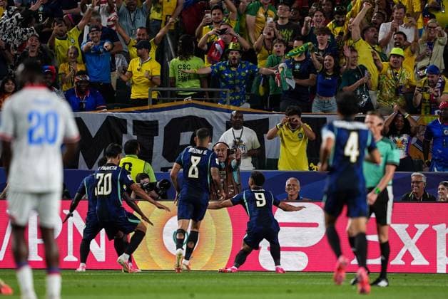 Matheus Cunha of Brazil celebrates his goal with the Brazil squad Brazil v Haiti, 2026 FIFA World Cup, WM, Weltmeisterschaft, Fussball Group C, Football, Philadelphia Stadium, Philadelphia, Pennsylvania, USA - 19 Jun 2026Philadelphia Philadelphia Stadium Pennsylvania (PA) United States of America  Copyright: xIsmaelxAdnan Shutterstockx 16936842bx