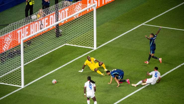 Fußball, Herren, FIFA World Cup, WM, Weltmeisterschaft, Fussball 2026 in Mexiko, Kanada und USA, Spiel in Philadelphia (Gruppe C, 2. Spieltag), Brasilien - Haiti, Matheus Cunha (9, Brasilien) erzielt das Tor zum X:X gegen Torwart Johny Placide (Haiti), 19.06. 2026, *** Soccer, Mens, 2026 FIFA World Cup in Mexico, Canada, and the U.S., Group C match in Philadelphia, Matchday 2, Brazil vs. Haiti, Matheus Cunha 9, Brazil scores the X X goal against Haiti goalkeeper Johny Placide, June 19, 2026,,detected_source_language Copyright: xMatthiasxKochx