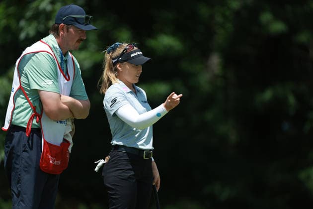 Meijer LPGA, Golf Damen Classic BELMONT, MICHIGAN - JUNE 19: Brooke Henderson of Canada interacts with her caddie on the 5th green during the second round of the Meijer LPGA Classic for Simply Give golf tournament at Blythefield Country Club in Belmont, MI, USA Friday, June 19, 2026. Belmont Michigan United States  Copyright: xJorgexLemusx originalFilename:lemus-meijerlp260619_npH52.jpg