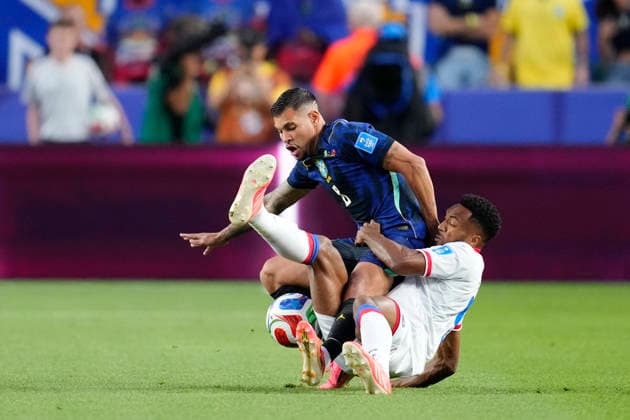 June 19, 2026, Philadelphia, Pennsylvania, United States: Bruno Guimaraes of Brazil and Hannes Delcroix of Haiti compete for the ball during the FIFA World Cup, WM, Weltmeisterschaft, Fussball 2026 Group C match between Brazil and Haiti at Philadelphia Stadium on June 19, 2026 in Philadelphia, Pennsylvania. Philadelphia United States - ZUMAa181 20260619_zaa_a181_009 Copyright: xJosexBretonx