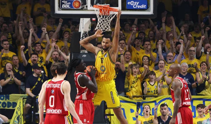 Norris Agbakoko nach Dunking am Korb Zweikampf Spielszene Aktion Basketball BBL Bundesliga Herren Play Off Finale 4.Spiel Saison 2025 2026 19.06.2026 ALBA Berlin vs. Bayern München *** Norris Agbakoko after a dunk at the basket