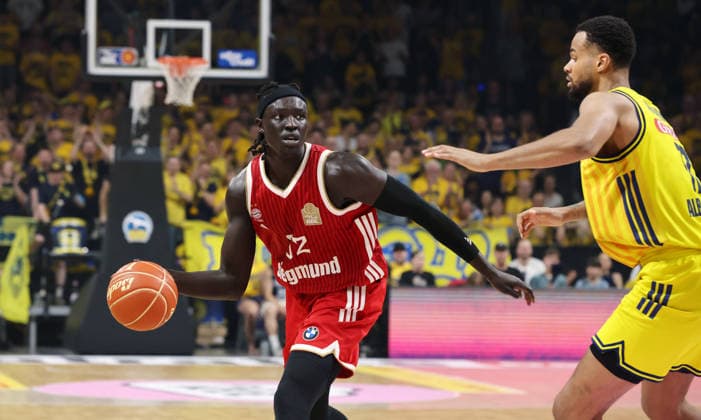 Wenyen Gabriel am Ball, Norris Agbakoko Zweikampf Spielszene Aktion Basketball BBL Bundesliga Herren Play Off Finale 4.Spiel Saison 2025 2026 19.06.2026 ALBA Berlin vs. Bayern München *** Wenyen Gabriel with the ball, Norris Agbakoko in a duel; game highlight; action; sports; basketball; BBL; Bundesliga; mens; playoff; Game 4 of the finals; 2025–2026 season; June 19, 2026; ALBA Berlin vs. Bayern Munich,detected_source_language