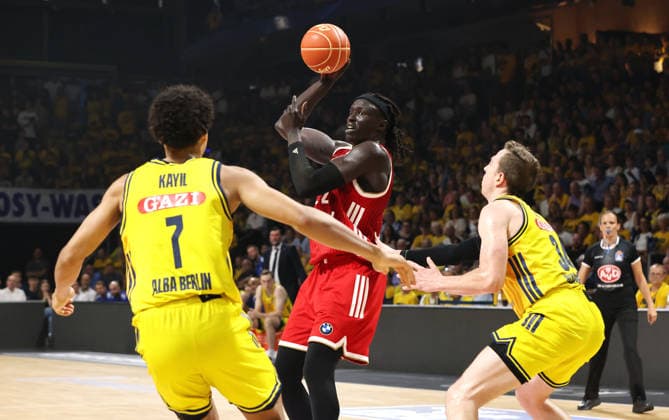 Jack Kayil, Wenyen Gabriel am Ball, Justin Bean Zweikampf Spielszene Aktion Basketball BBL Bundesliga Herren Play Off Finale 4.Spiel Saison 2025 2026 19.06.2026 ALBA Berlin vs. Bayern München *** Jack Kayil, Wenyen Gabriel with the ball, Justin Bean in a duel; game scene, action, sports, basketball, BBL, Bundesliga, mens playoffs, Game 4 of the finals, 2025–2026 season, June 19, 2026, ALBA Berlin vs. Bayern Munich,detected_source_language