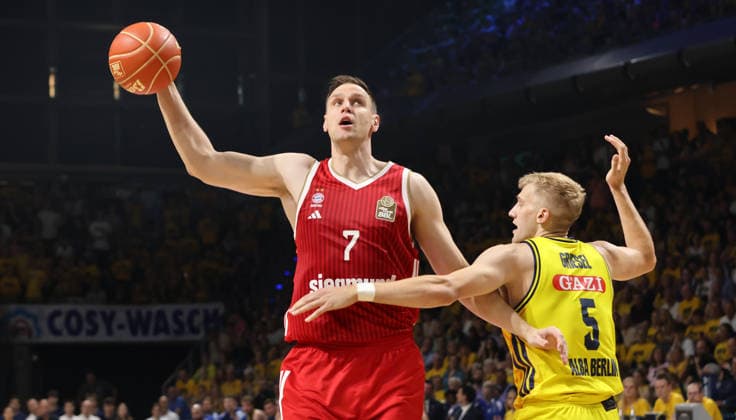 Johannes Voigtmann am Ball, Sam Griesel Zweikampf Spielszene Aktion Basketball BBL Bundesliga Herren Play Off Finale 4.Spiel Saison 2025 2026 19.06.2026 ALBA Berlin vs. Bayern München *** Johannes Voigtmann with the ball, Sam Griesel in a duel; game scene; action; sports; basketball; BBL; Bundesliga; mens; playoff; Game 4; 2025–2026 season; June 19, 2026; ALBA Berlin vs. Bayern Munich,detected_source_language