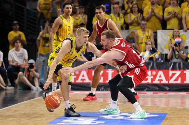 Sam Griesel am Ball, Andreas Obst Zweikampf Spielszene Aktion Basketball BBL Bundesliga Herren Play Off Finale 4.Spiel Saison 2025 2026 19.06.2026 ALBA Berlin vs. Bayern München