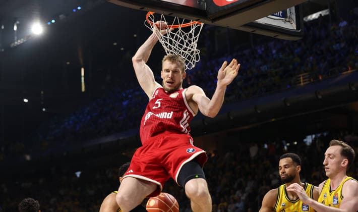 Niels Giffey nach Dunking am Korb Aktion Oberkörper Basketball BBL Bundesliga Herren Play Off Finale 4.Spiel Saison 2025 2026 19.06.2026 ALBA Berlin vs. Bayern München