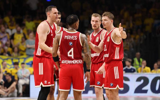 Johannes Voigtmann, Oscar da Silva, Xavier Rathan Mayes, Niels Giffey, Justus Hollatz, Bayern Mannschaft berät sich Basketball BBL Bundesliga Herren Play Off Finale 4.Spiel Saison 2025 2026 19.06.2026 ALBA Berlin vs. Bayern München *** Johannes Voigtmann, Oscar da Silva, Xavier Rathan Mayes, Niels Giffey, Justus Hollatz, Bayern team holds a meeting; Sports; Basketball; BBL; Bundesliga; Mens Playoff Final Game 4; 2025–2026 season; June 19, 2026; ALBA Berlin vs. Bayern Munich,detected_source_language