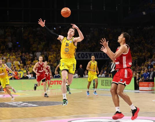 Justin Bean fängt den Ball vor Oscar da Silva Zweikampf Spielszene Aktion Basketball BBL Bundesliga Herren Play Off Finale 4.Spiel Saison 2025 2026 19.06.2026 ALBA Berlin vs. Bayern München