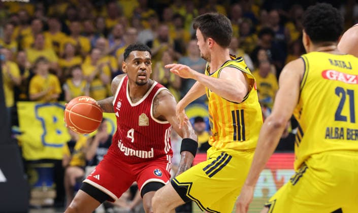 Xavier Rathan Mayes am Ball, Jonas Mattisseck Zweikampf Spielszene Aktion Basketball BBL Bundesliga Herren Play Off Finale 4.Spiel Saison 2025 2026 19.06.2026 ALBA Berlin vs. Bayern München *** Xavier Rathan Mayes with the ball, Jonas Mattisseck in a duel; game scene, action, sports, basketball, BBL, Bundesliga, mens playoffs, Game 4 of the finals, 2025–2026 season, June 19, 2026, ALBA Berlin vs. Bayern Munich,detected_source_language