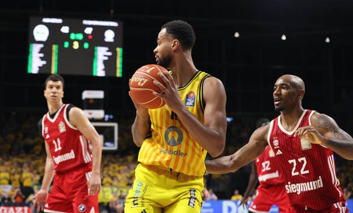 Vladimir Lucic, Norris Agbakoko am Ball, Isiaha Mike Zweikampf Spielszene Aktion Basketball BBL Bundesliga Herren Play Off Finale 4.Spiel Saison 2025 2026 19.06.2026 ALBA Berlin vs. Bayern München *** Vladimir Lucic, Norris Agbakoko with the ball, Isiaha Mike in a duel; game scene, action, sports, basketball, BBL, Bundesliga, mens playoffs, Game 4 of the finals, 2025–2026 season, June 19, 2026, ALBA Berlin vs. Bayern Munich,detected_source_language