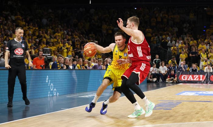 Martin Hermannsson am Ball, Andreas Obst Zweikampf Spielszene Aktion Basketball BBL Bundesliga Herren Play Off Finale 4.Spiel Saison 2025 2026 19.06.2026 ALBA Berlin vs. Bayern München