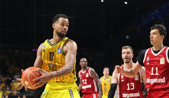Norris Agbakoko am Ball, Andreas Obst, Vladimir Lucic Zweikampf Spielszene Aktion Basketball BBL Bundesliga Herren Play Off Finale 4.Spiel Saison 2025 2026 19.06.2026 ALBA Berlin vs. Bayern München *** Norris Agbakoko with the ball, Andreas Obst, Vladimir Lucic, a duel, game action, sports, basketball, BBL, Bundesliga, mens playoffs, Game 4 of the finals, 2025–2026 season, June 19, 2026, ALBA Berlin vs. Bayern Munich,detected_source_language