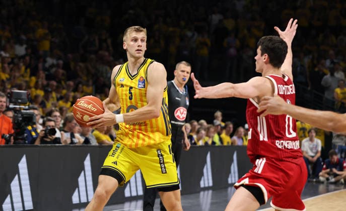 Sam Griesel am Ball, Nenad Dimitrijevic Zweikampf Spielszene Aktion Basketball BBL Bundesliga Herren Play Off Finale 4.Spiel Saison 2025 2026 19.06.2026 ALBA Berlin vs. Bayern München *** Sam Griesel with the ball, Nenad Dimitrijevic in a duel; game action; sports; basketball; BBL; Bundesliga; mens; playoff; Game 4 of the finals; 2025–2026 season; June 19, 2026; ALBA Berlin vs. Bayern Munich,detected_source_language