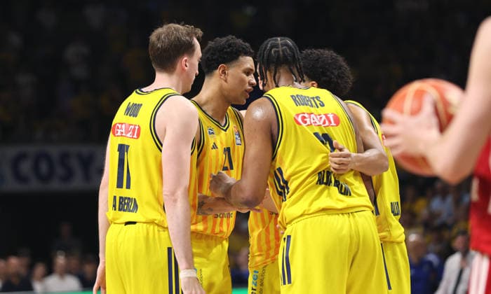 Moses Wood, Michael Rataj, J Wan Roberts, Jack Kayil, Alba Mannschaft berät sich Aktion Oberkörper Basketball BBL Bundesliga Herren Play Off Finale 4.Spiel Saison 2025 2026 19.06.2026 ALBA Berlin vs. Bayern München