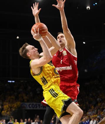 Moses Wood am Ball, Johannes Voigtmann Zweikampf Spielszene Aktion Basketball BBL Bundesliga Herren Play Off Finale 4.Spiel Saison 2025 2026 19.06.2026 ALBA Berlin vs. Bayern München *** Moses Wood with the ball, Johannes Voigtmann in a duel; game scene, action, sports, basketball, BBL, Bundesliga, mens playoffs, Game 4 of the finals, 2025–2026 season, June 19, 2026, ALBA Berlin vs. Bayern Munich,detected_source_language