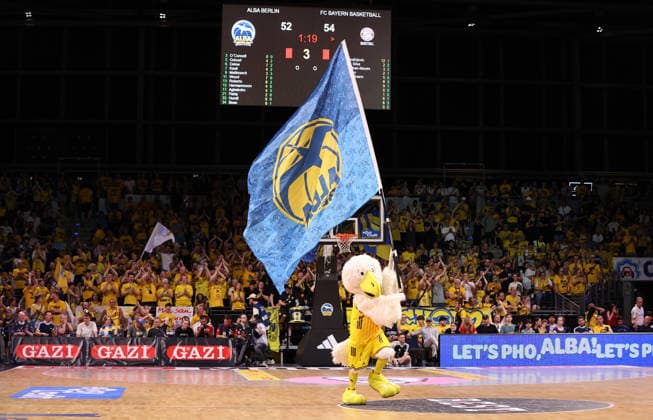Maskottchen Albatros mit Alba Fahne auf dem Spielfeld Basketball BBL Bundesliga Herren Play Off Finale 4.Spiel Saison 2025 2026 19.06.2026 ALBA Berlin vs. Bayern München