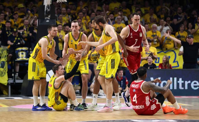 Martin Hermannsson, Justin Bean nach Zweikampf am Boden, Moses Wood, Norris Agbakoko, Malte Delow, Johannes Voigtmann, Xavier Rathan Mayes Basketball BBL Bundesliga Herren Play Off Finale 4.Spiel Saison 2025 2026 19.06.2026 ALBA Berlin vs. Bayern München