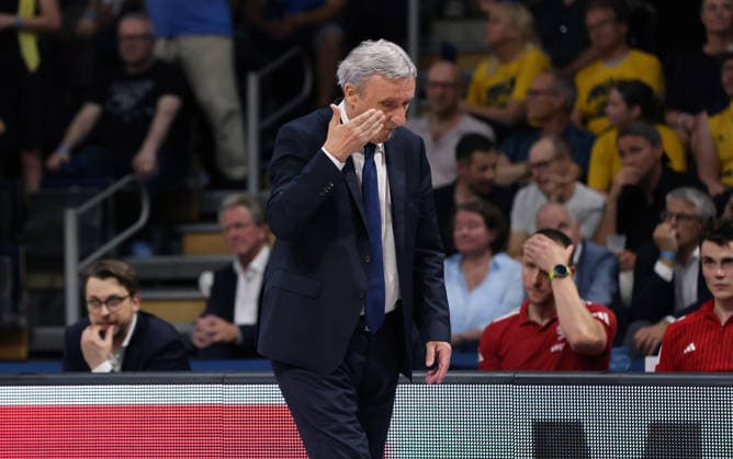 Trainer Svetislav Pesic enttäuscht Enttäuschung Aktion Oberkörper Basketball BBL Bundesliga Herren Play Off Finale 4.Spiel Saison 2025 2026 19.06.2026 ALBA Berlin vs. Bayern München *** Coach Svetislav Pesic Disappointed Disappointment Action Upper Body Sports Basketball BBL Bundesliga Mens Playoffs Game 4 of the Finals, 2025–2026 Season, June 19, 2026, ALBA Berlin vs. Bayern Munich,detected_source_language