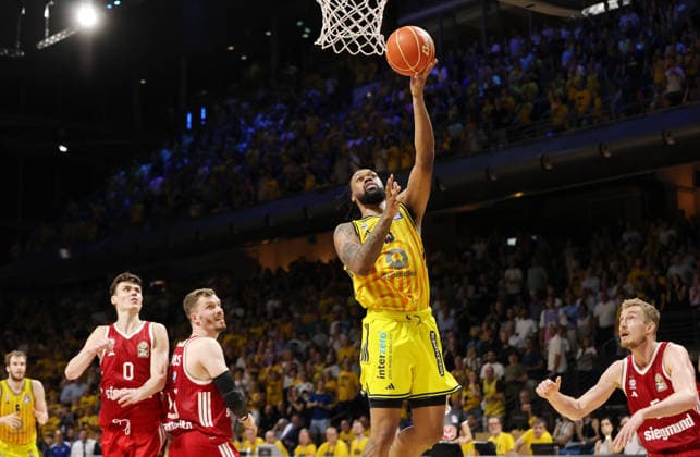 J Wan Roberts am Ball zieht zum Korb, dahinter Nenad Dimitrijevic, Andreas Obst, Niels Giffey Zweikampf Spielszene Aktion Basketball BBL Bundesliga Herren Play Off Finale 4.Spiel Saison 2025 2026 19.06.2026 ALBA Berlin vs. Bayern München