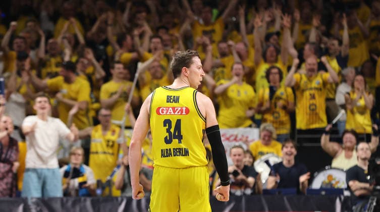Justin Bean jubelt nach Dreier, dahinter Alba Fans Freude Emotion Jubel Basketball BBL Bundesliga Herren Play Off Finale 4.Spiel Saison 2025 2026 19.06.2026 ALBA Berlin vs. Bayern München *** Justin Bean celebrates after a three-pointer, with Alba fans in the background