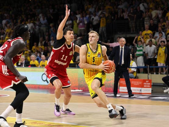 Vladimir Lucic, Sam Griesel am Ball Zweikampf Spielszene Aktion Basketball BBL Bundesliga Herren Play Off Finale 4.Spiel Saison 2025 2026 19.06.2026 ALBA Berlin vs. Bayern München