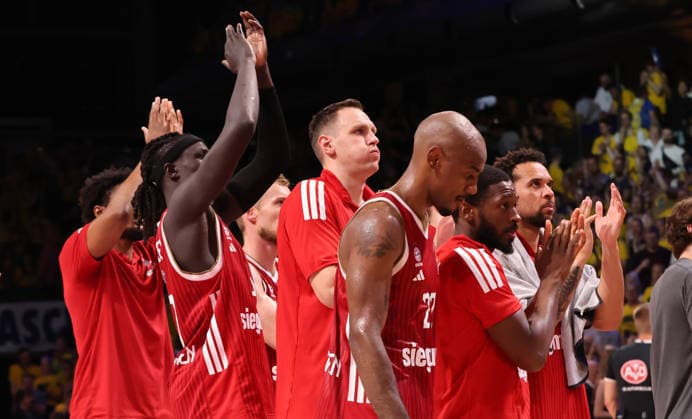 Wenyen Gabriel, Johannes Voigtmann, Isiaha Mike, Bayern Mannschaft enttäuscht nach Spielende Enttäuschung Basketball BBL Bundesliga Herren Play Off Finale 4.Spiel Saison 2025 2026 19.06.2026 ALBA Berlin vs. Bayern München